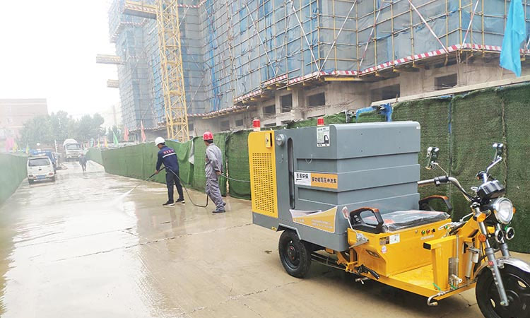 高壓清洗車現(xiàn)身建筑工地，沖洗降塵效果顯著