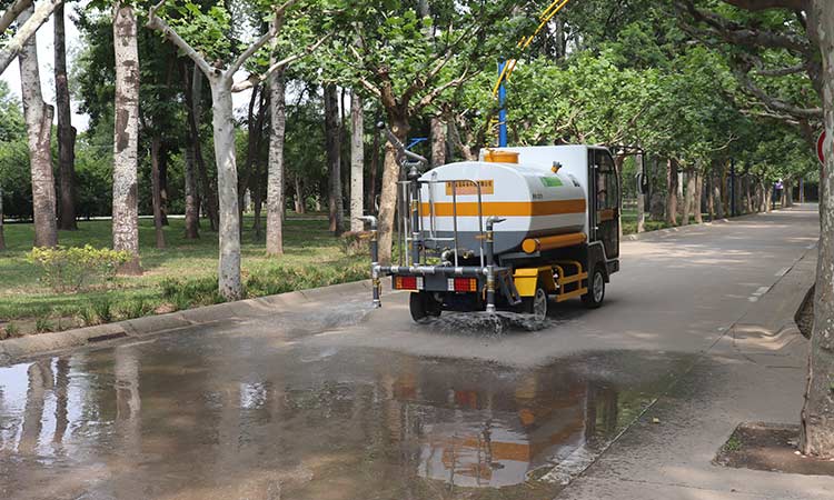 小型灑水車(chē)道路撒水