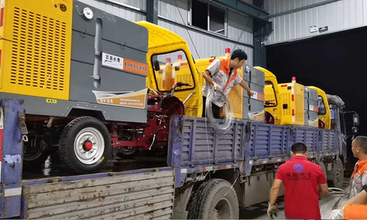 淄博環衛訂購的可上牌高壓清洗車裝車發貨