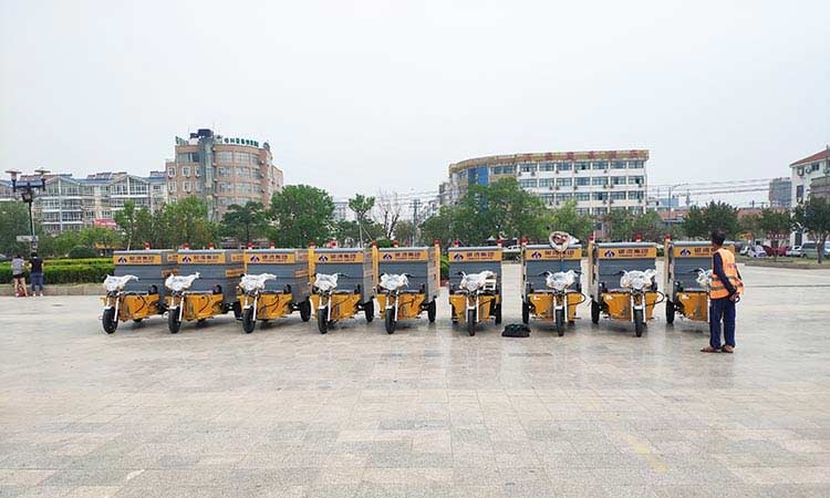 環衛公司三輪高壓清洗車交付現場