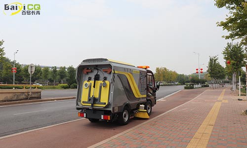小型洗掃車清掃人行道，無揚塵優(yōu)勢更明顯
