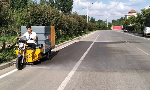 道路高壓清洗車是一款道路沖洗，水掃多用途電動(dòng)環(huán)衛(wèi)設(shè)備