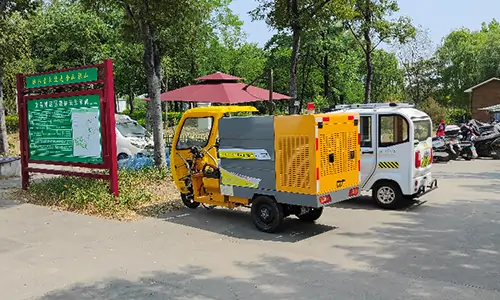 電動三輪高壓清洗車服役某景區公園