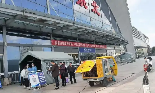 三輪高壓清洗車沖在一線，火車站清潔效果“不一般”