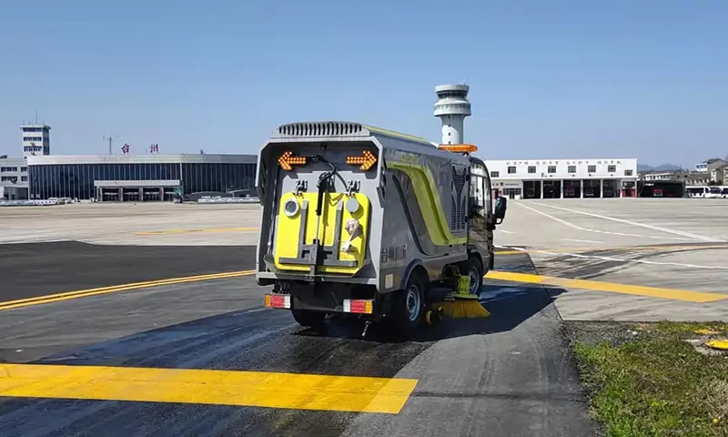 小型純電動洗掃車機場路面保潔養(yǎng)護，搭載智慧環(huán)衛(wèi)大數(shù)據(jù)運維平臺，后臺遠程監(jiān)控！