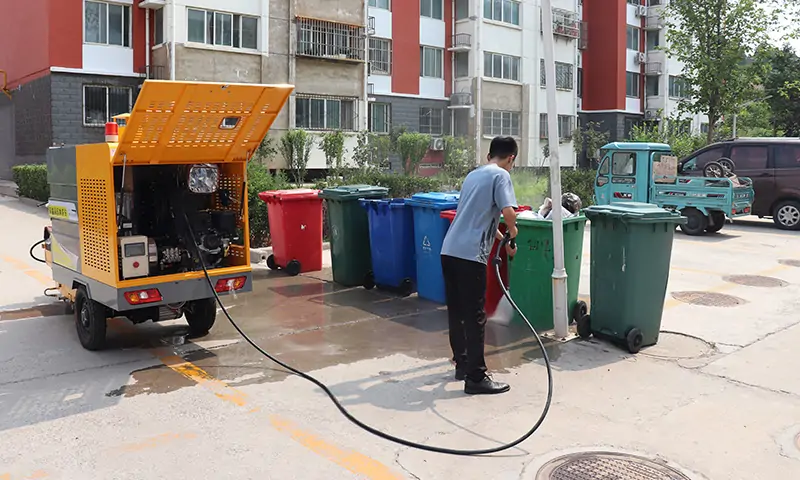 冬季來臨，物業(yè)小區(qū)在選擇高溫高壓清洗車的時(shí)候要注意哪些問題呢？
