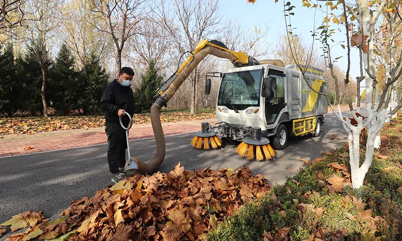 多功能樹葉收集車落葉收集顯身手！解決秋冬季機(jī)動車道落葉收集困擾難題！