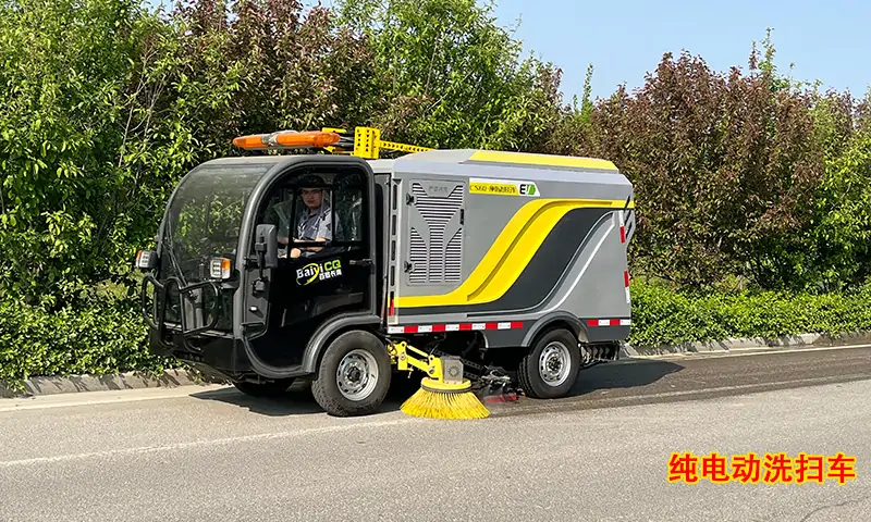 小型純電動洗掃車，節(jié)假日期間路面高效洗掃專用車型，操作簡單，效果杰出！