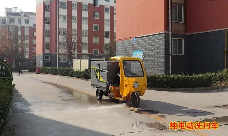 物業(yè)小區(qū)路面清洗有奇招！打破傳統(tǒng)人工打掃，一臺(tái)機(jī)器靈活運(yùn)用，實(shí)現(xiàn)快速清潔！