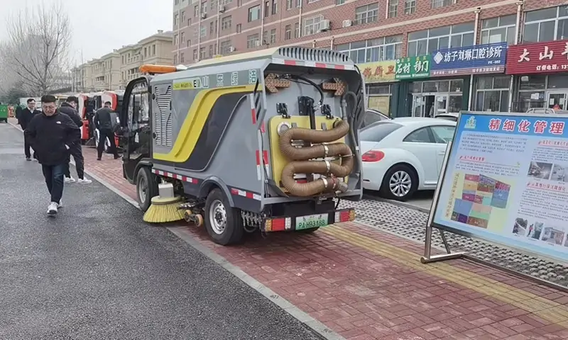 純電動洗掃車現(xiàn)場試車，人行道路面洗掃引起關注，行人連連夸贊！