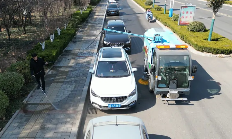 純電動洗掃車輔道路邊車下衛(wèi)生治理有奇招！旋轉型機械臂大顯身手，一沖就干凈！