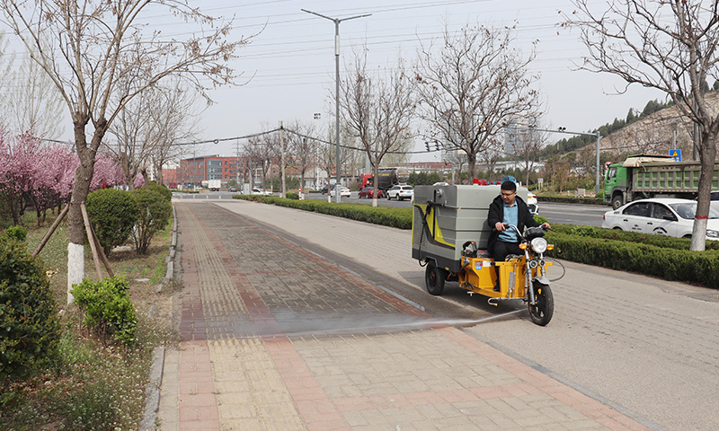 市政道路及景區(qū)道路狹窄難以通行，衛(wèi)生治理難度大？別擔(dān)心，一輛三輪多功能高壓清洗車即可解決！