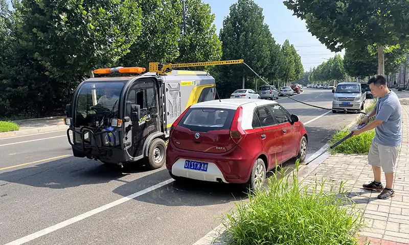 純電動洗掃車輔道人行道顯身手！狹窄道路洗掃，高壓沖洗人行道，車輛過后地面整潔又衛(wèi)生！