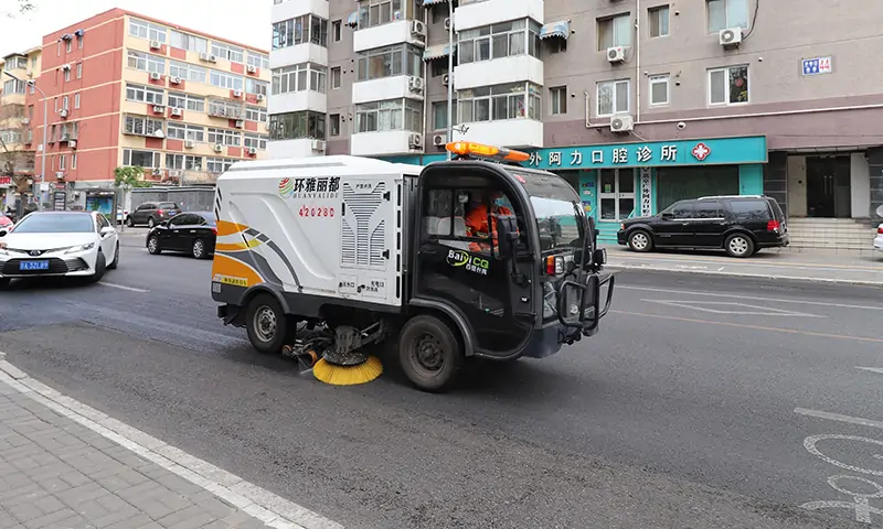 小型純電動洗掃車街頭實拍，道路洗掃無揚塵，打造美好生活環(huán)境！