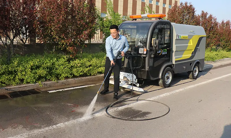 四輪多功能高壓清洗車，駕駛室，更安全！多種沖洗模式適應(yīng)多種工作場景！