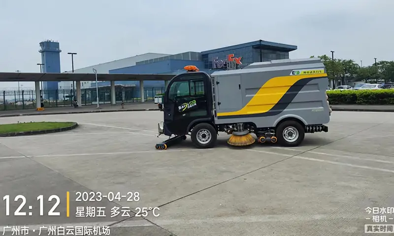 百易純電動洗掃車到達(dá)白云機(jī)場，助力機(jī)場環(huán)衛(wèi)環(huán)境建設(shè)，共建美好城市形象！