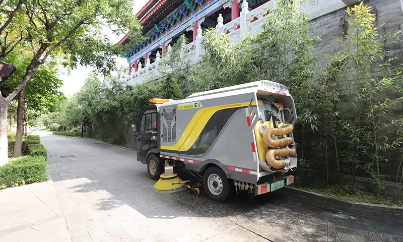 純電動洗掃車，車輛底部垃圾衛(wèi)生治理有妙招，多方位解決道路污染問題。