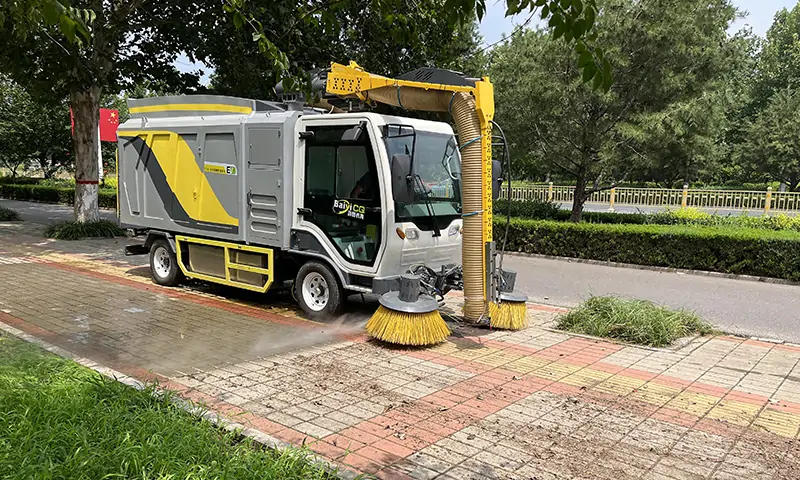 樹葉收集車——引領(lǐng)綠色清潔革命的力量，落葉收集專用車輛。