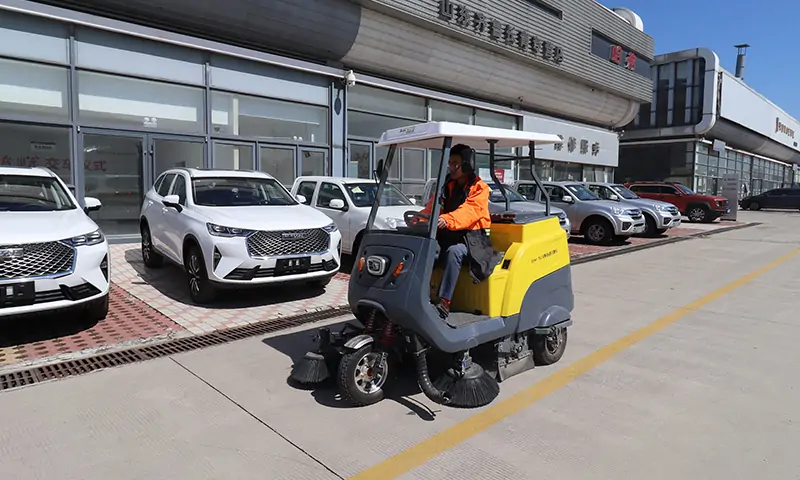小型三輪駕駛式掃地車：高效清潔與環(huán)保共贏，純電動，更環(huán)保！
